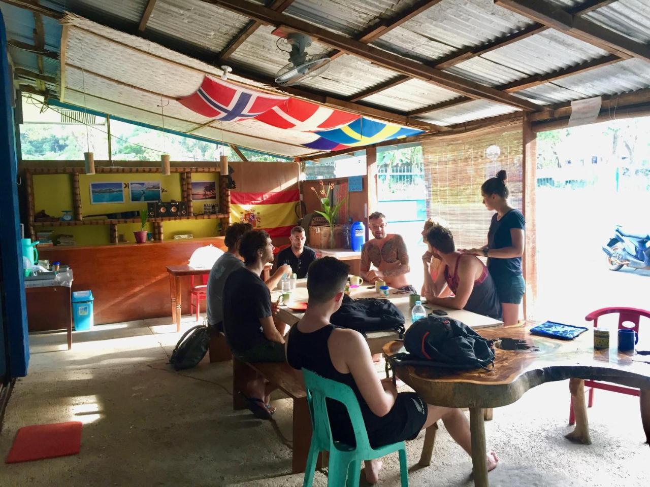 Fat Monkey Hostel Coron Eksteriør bilde