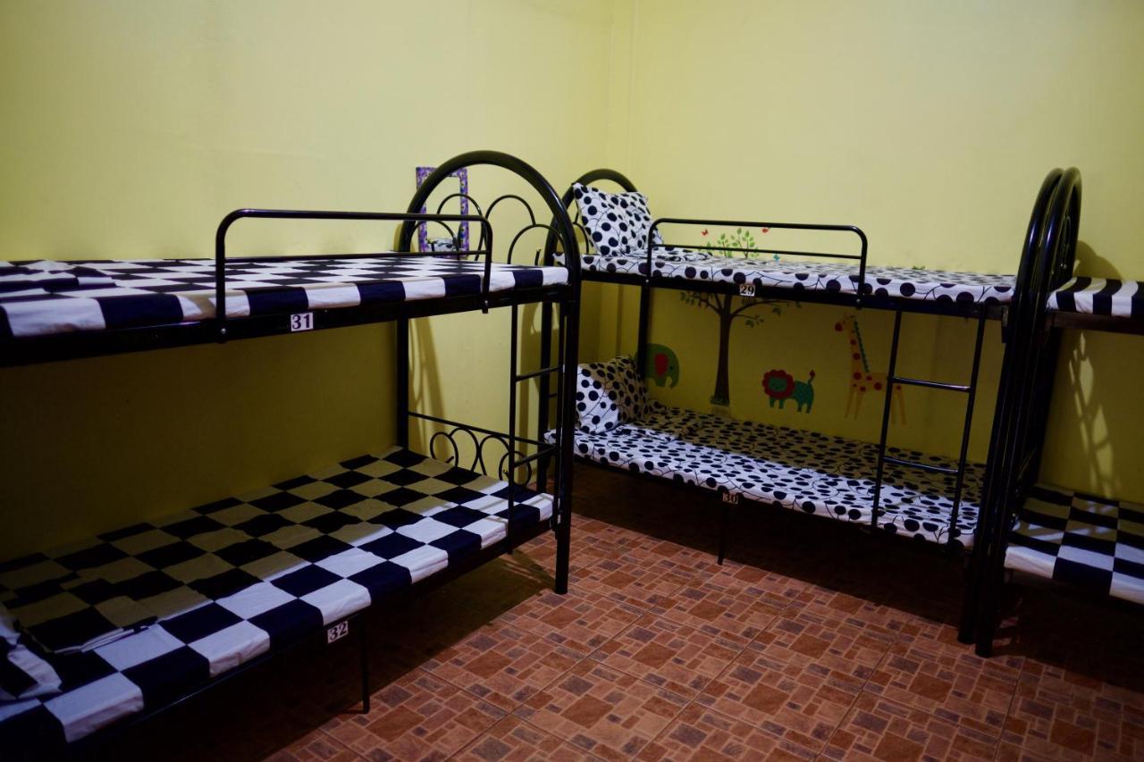 Fat Monkey Hostel Coron Eksteriør bilde